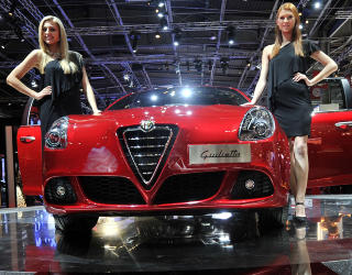 VAKKER ITALIENER: Alfa Romeo Giulietta ledet forrige ukes avstemning og ligger n� p� tredje plass. Foto: AFP PHOTO/SCANPIX