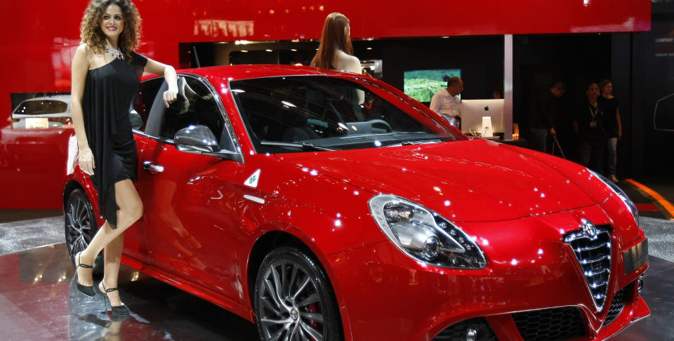 FAVORITT: Den f�rste stemmeopptellingen i �rets bil-konkurransen, viser at Alfa Romeo Giulietta leder k�ringen. Bildet er tatt under Paris Auto Show tidligere i h�st. Foto: AP PHOTO/SCANPIX