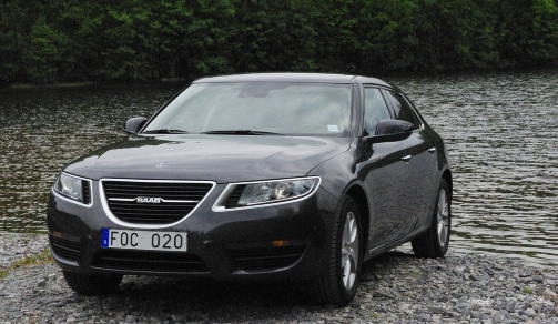 ENTUSIASTISKE TILHENGERE: F� bilmerker, om noen, har en like ivrig tilhengerskare som Saab. Her er modellen som er med i �rets k�ring, Saab 9-5. Den forrige utgaven, 9-3x, vant leserk�ringen i fjor.
Foto: �YVIND A. MONN-IVERSEN