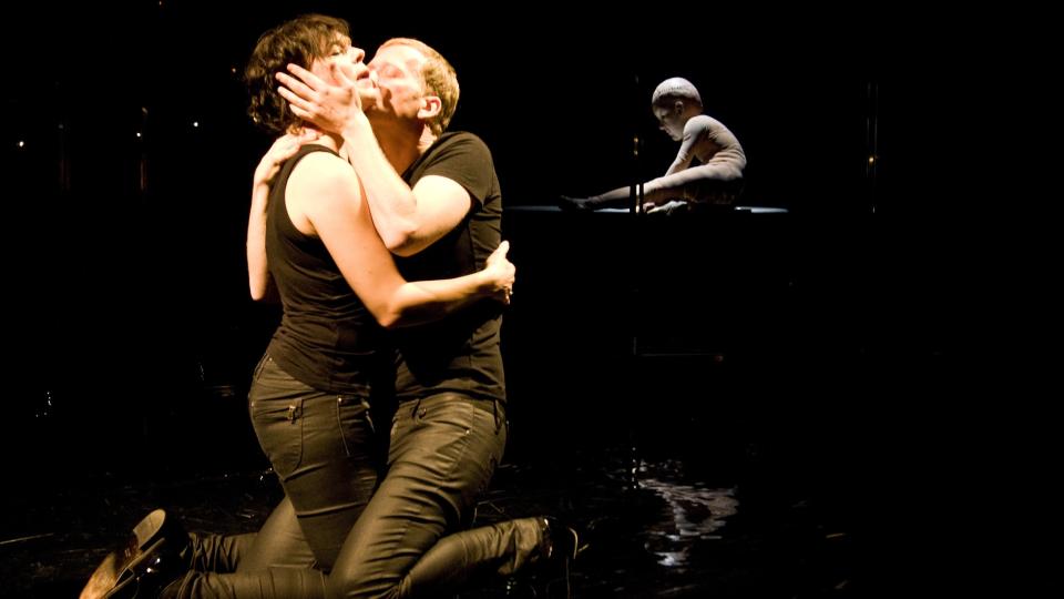 MANIPULERENDE: Alenemoren Anna (Gjertrud Jynge) og journalisten Klaus (Morten Espeland) hjelper hverandre � holde livsl�gnene ved lag i den tragikomiske �Neverland�.Foto: Marit Anna Evanger/Det Norske Teatret.