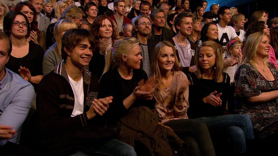 I SALEN: Alexander Rybak sammen med fiolinistene Kathrine Hvinden Hals og Maria Slyngstad. Foto: TV 2