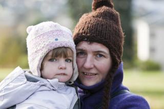 GOD MENIGHET: Inger Skarv�y og datteren Karen (2) synes V�lerenga menighet er god, og st�tter presten

FOTO: PER FL�THE