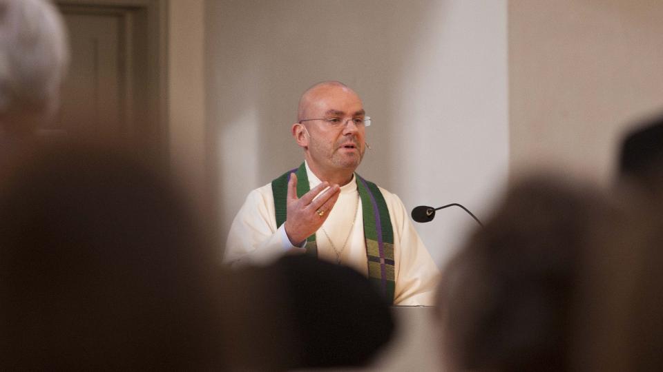 ENGASJERT:: Sogneprest Einar Gelius er engasjert n�r han taler til menigheten for f�rste gang etter sexbok-oppslagene.

FOTO: PER FL�THE