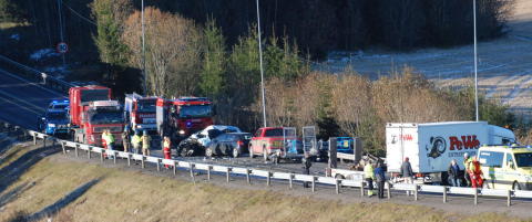 Bil og lastebil i front mot front p� E18 i Sandefjord