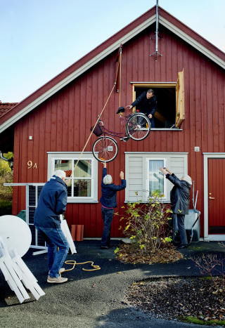 Mange hjelpende hender: Vinteren st�r for d�ren, og beboerne fyller opp loftet i felleshuset med sykler og hageredskaper.