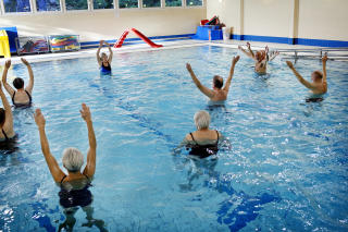 Trening: Mest morsomt � trene sammen. Hver tirsdag m�tes beboerne til vanngym.