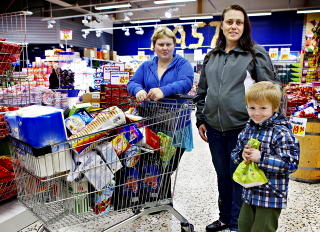 GODIS: Siste stopp p� handlerunden er fire �r gamle Dag Erik Sagens favoritt. Mamma Yvonne Sagen (37) og Britt Aspelund (19) fra Halden drar over grensa etter mat en til to ganger i m�neden. Foto: Nina Hansen