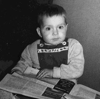 Mediemenneske: Espen i 1962. - Som bildet viser var jeg tidlig opptatt av trykte medier.