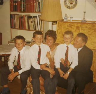 Brorskap: Espen med br�dre og foreldre i 1971. Fra venstre: Jens Petter, Espen, Guri, Arne og Eilif.