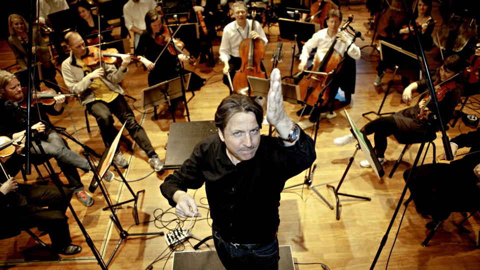 Maestro-dirigent Komiker og NRK-profil Espen Beranek Holm pr�ver seg p� podiet foran Kringkastingsorkesteret, KORK.
Han er i h�st programleder for NRKs Maestro. Foto: Lars Eivind Bones / Dagbladet