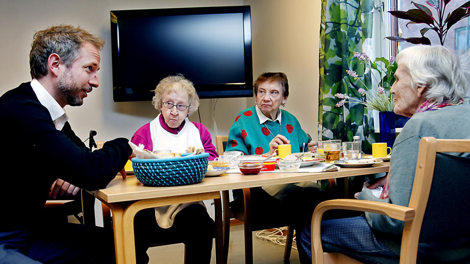 MER BYMISJON:SV-nestleder B�rd Vegar Solhjell vil styrke Kirkens Bymisjons innslag av velferdsstjenster, som her p� V�lerenga bo- og servicesenter. Her er SVs leder av programkomiteen p� frokostbes�k hos fra venstre: Randi Elise Johansen (85) Edith Taggestad (78) og Inger Engebretsen (89) Foto: Jacques Hvistendahl  / Dagbladet