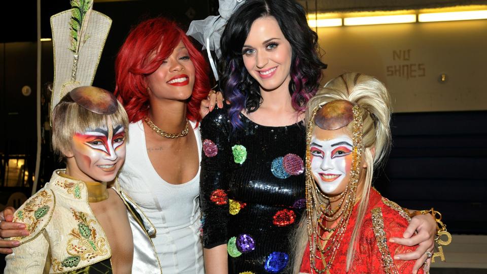 UTDRIKNINGSLAGKOS: Her er Rihanna og Katy Perry under sistnevntes utdrikningslag i Las Vegas i september. Men Rihanna dukket ikke opp i bryllupet. Foto: SCANPIX