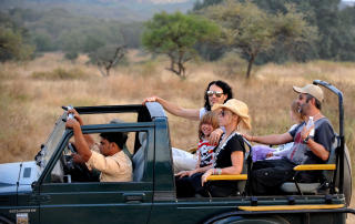SAFARI: Russel Brand og f�lge p� tigersafari i India. Foto: SCANPIX