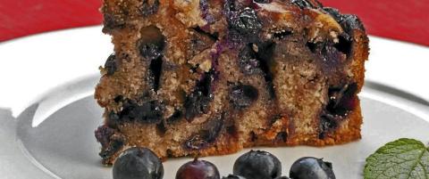 Slik lager du blåbærkake