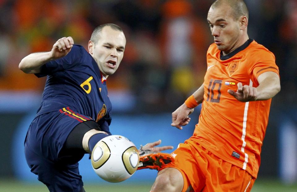 BLANT DE NOMINERTE: Matchvinneren fra VM-finalen, Andres Iniesta, og Nederland- og Inter-playmaker Wesley Sneijder er begge blant de nominerte til Gullballen. Foto: REUTERS/Kai Pfaffenbach