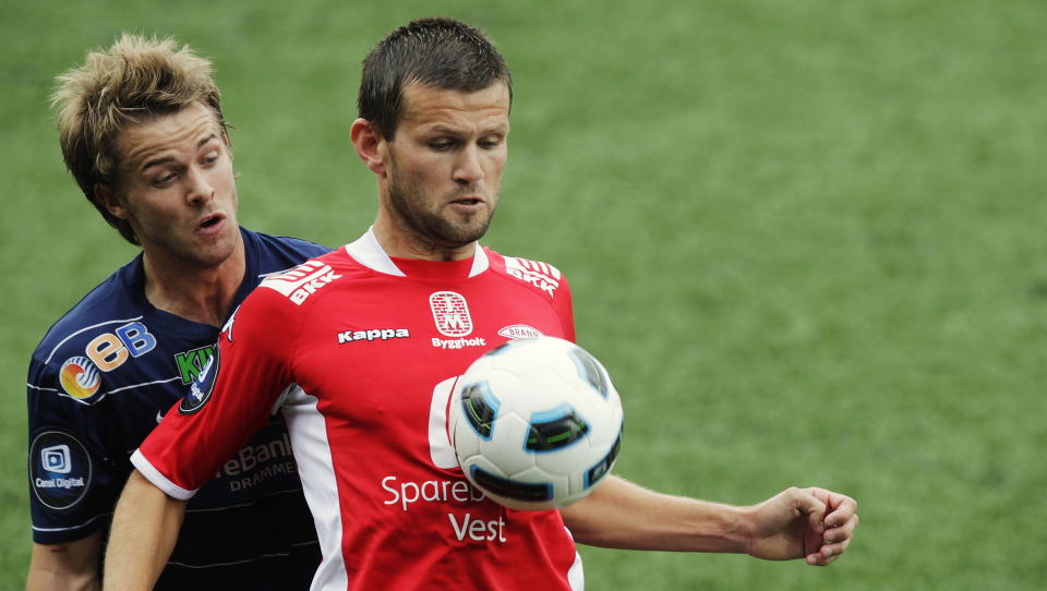 HJEM: Eirik Bakke forlater Brann etter sesongen, og spiller toppfotball for Sogndal neste �r. Her i duell med Str�msgodsets Krister Aunan.
Foto: Erlend Aas / Scanpix