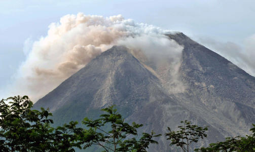  KRAFTIGSTE SIDEN 1994:  Mount Merapi f�r solendgang tirsdag, sett fra storbyen Yogakarta. Myndighetene i Indinesia frykter at gasser, r�yk og gl�dende nedfall skal skape problemer for de 388 000 innbyggere der. FOTO: AFP/SCANPIX.
