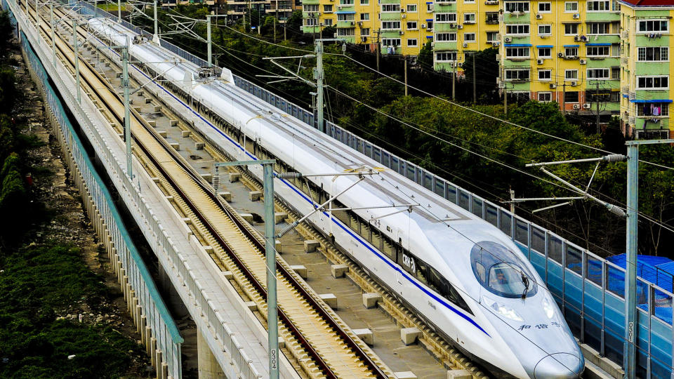 350 KM/T: Marsjfarten p� det nye toget er 350 km/t, under en testtur n�dde det kinesiskproduserte toget 416 km/t, noe som er verdensrekord for et konvensjonelt tog. Foto: AFP