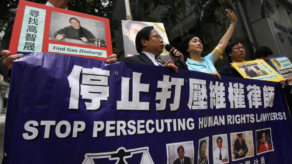 PROTESTER: Over hele verden har mennesker protestert mot fengslingen av Liu Xiaobo. Her demonstrerer en menneskerettsgruppe i Hong Kong til st�tte for fredsprisvinneren. Foto: AP