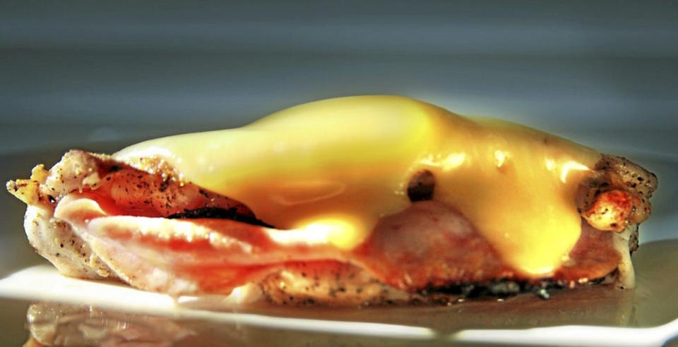 OPPSKRIFT P� KYLLING: Kylling Cordon Bleu er en klassiker som  kan gj�res p� flere m�ter. Foto: Erik Hannemann