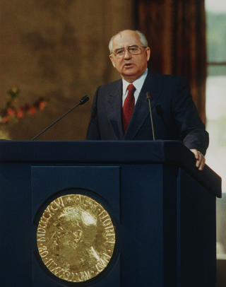 1990: Mikhail Gorbatsjov fikk Nobels fredspris i 1990. Her fra nobelforedraget hans. Foto: Scanpix