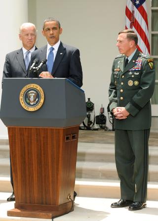 TREKKER SEG: Barack Obama har planer om � trekke amerikanske tropper ut. Her fra innsettelsen av general David Petraeus som �verstkommanderende i Afghanistan. Bak til venstre ses visepresient Joe Biden. Foto: EPA