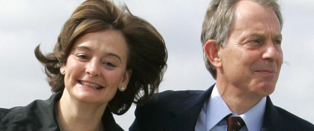 Cherie Blair solgte klokke fra Berlusconi på eBay