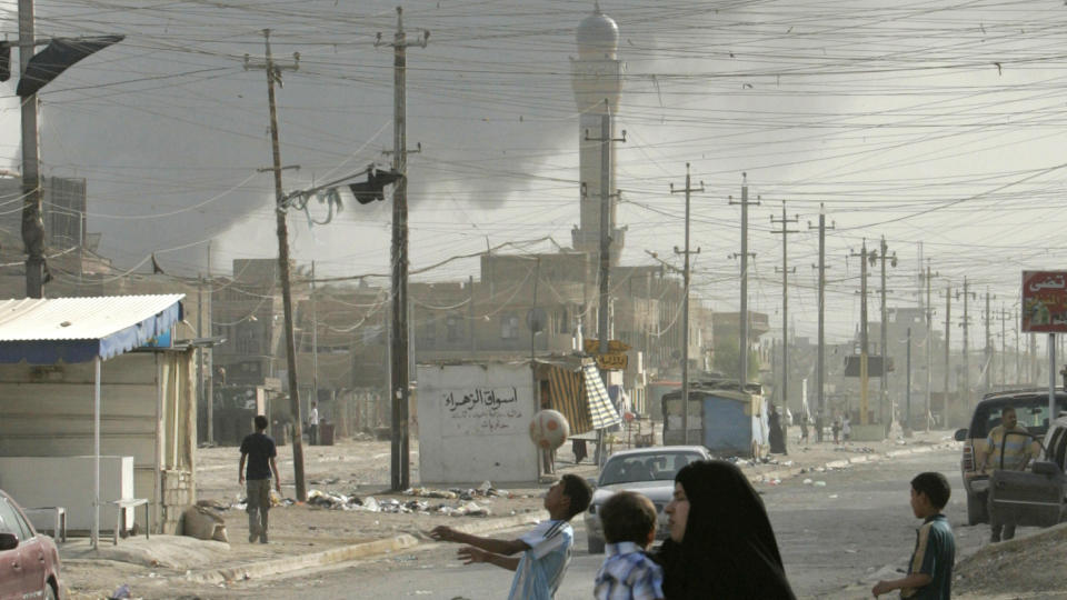 TATT LIV: 7. april 2008. Et amerikansk helikopter har akkurat avfyrt en Hellfire-rakett inn i Sadr City, i Bagdad. NRK har g�tt igjennom WikiLeaksdokumenter viser at norske v�penbidrag har tatt liv i Irak. Hellfire-rakettene skal ha hatt drivstoff fra Hurum.  REUTERS/Stringer (IRAQ)