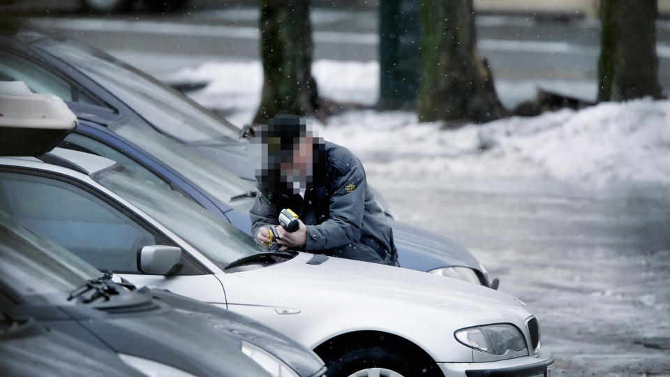 SKRIVER I VEI: Over hele Norge skrives det ut parkeringsb�ter i en fei. Her fra parkeringsplassen ved gamle Vestbanen. Foto: Bj�rn Langsem / DAGBLADET.