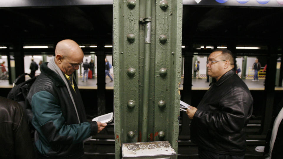 NY TEKNOLOGI: Mann med lesebrettet Kindle p� en T-banestasjon i New York. Foto: SCANPIX