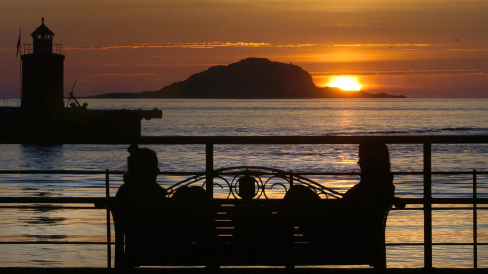 TURISTBY: �lesund har en vakker solnedgang sett fra Molja midt i byen, og er en turistmagnet blant byer i Norge. Men skal de gj�re som �rhus i Danmark, skifte skrivem�te fra �lesund til Aalesund? Debatten er i gang i Nordvestlandets hovedstad. Foto: Fridgeir Walderhaug/Dagbladet