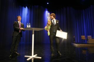 MOTTAR PRISEN: Her får Bernt Jakob Oksnes Den store journalistprisen av Hans Kristian Amundsen. Foto: Bjørn Langsem MOTTAR PRISEN: Her får Bernt Jakob Oksnes Den store journalistprisen av Hans Kristian Amundsen. Foto: Bjørn Langsem