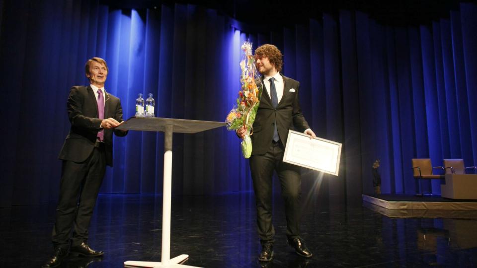 MOTTAR DEN STORE JOURNALISTPRISEN: Her mottar Dagblad-journalist Bernt Jakob Oksnes Den store journalistprisen i Operaen av Hans Kristian Amundsen, som er sjefredakt�r i Nordlys. Foto: Bj�rn Langsem