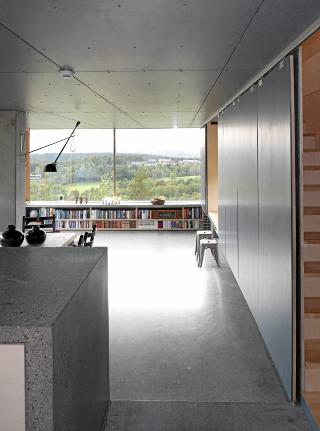 Avlukker: Her ser du f�rste etasje sett fra inngangspartiet. Store skyvevegger skjuler hjemmekontor og garderobe. Trapp opp til h�yre.  Foto: Espen Gr�nli