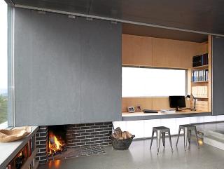 Fleksibel: De store skyveveggene kan skjule hjemmekontoret n�r det ikke er bruk. Peisen ligger i plan med betonggulvet. Styling Tone Kroken.  Foto: Espen Gr�nli