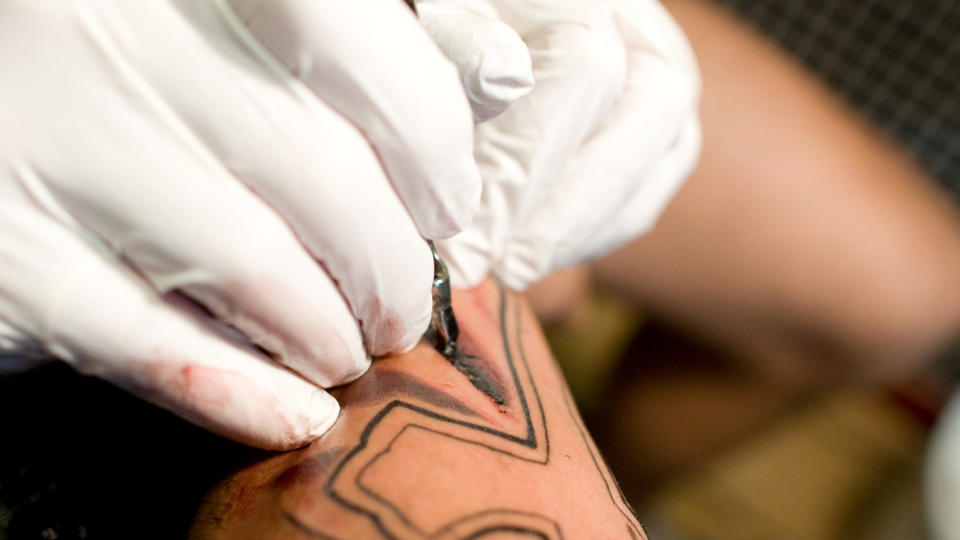 TATOVERINGSSJOKK: En  21-�ring fra Australia siktet for � ha taovert en penis p� ryggen til en av sine kunder, mot sistnevntes �nske. Illustrasjonsfoto: Scanpix