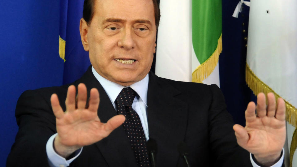  - BARE EKTE S�PPEL:  Statsminister Silvio Berlusconi svarte medias�ppel da han ble spurt om en ny kvinnehistorie p� en pressekonferanse i Napoli i dag - om s�ppel. FOTO: SALVATORE LAPORTA, AP/SCANPIX.