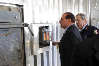  SER ETTER S�PPELL�SNING:  Italias statsminister Silvio Berlusconi f�r demonstrert en s�ppelforbrenningsovn i Napoli torsdag. FOTO: SALVATORE LAPORTA, AP/SCANPIX.
