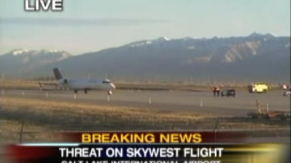 EVAKUERT: Alle 46 passasjerer og de tre kabinansatte kom seg i sikkerhet etter bombetrusselen. Foto: FOX News