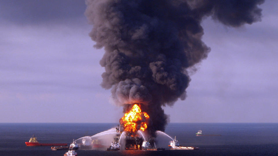 EKSPLODERTE: Boreriggen Deepwater Horizon eksplorte i Mexicogulfen 20. april i �r. Brannen drepte 11 mennesker og for�rsaket omfattende forurensning. Foto: AP/US Coast Guard
