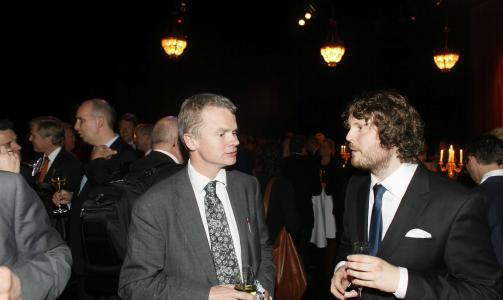 FEIRER MED SJEFEN: Dagbladets ansvarlige redaktør Lars Helle og Bernt Jakob Oksnes i Operaen tidligere i dag. Foto: Bjørn Langsem FEIRER MED SJEFEN: Dagbladets ansvarlige redaktør Lars Helle og Bernt Jakob Oksnes i Operaen tidligere i dag. Foto: Bjørn Langsem