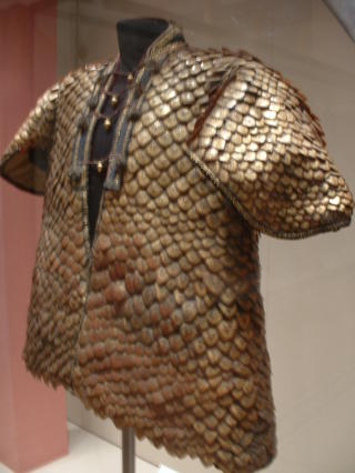 KL�R: Skjellene til pangolinen kan ogs� brukes til rustninger, denne er fra 1820 og ble gitt i gave til George III av Storbritannia. Foto: Wikimedia Commons