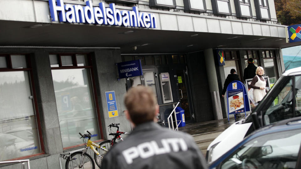 P�GRIPELSE: Politiet har p�grepet tre menn og en kvinne, mistenkt for ranet av Handelsbanken i Sandefjord i g�r. Foto: Eric Johannessen/Scanpix