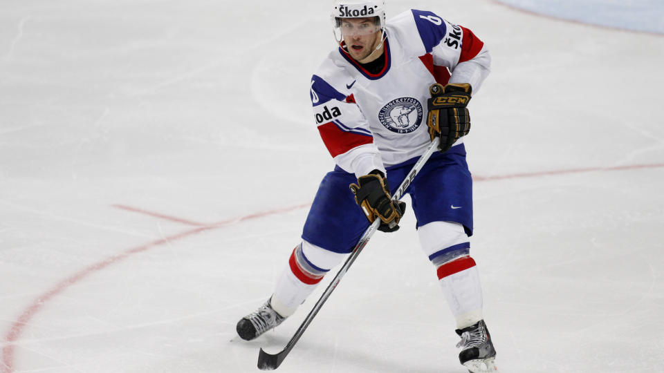 F�RSTE ASSIST: Den ferske NHL-proffen Jonas Hol�s noterte seg for sin f�rste assist for Colorado Avalanche torsdag. Foto: Scanpix