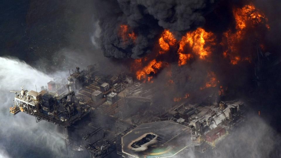 EKSPLOSJON:  11 personer mistet livet da oljebr�nnen p� Deepwater Horizon-riggen eksploderte i april. Foto: AP Photo/Gerald Herbert