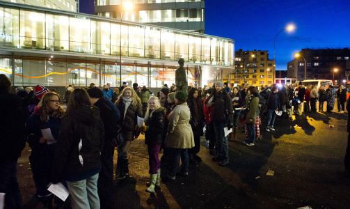 LANG K�: Utenfor Colosseum kino var k�en flere hundre meter lang i dag tidlig. De ivrigste m�tte opp onsdag kveld. Foto: H�kon Eikesdal