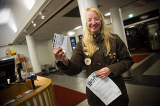 F�RST: Agnes Hvalstad (19) ventet aller lengt, men fikk ogs� den f�rste Harry Potter-kinobilletten. Foto: H�kon Eikesdal