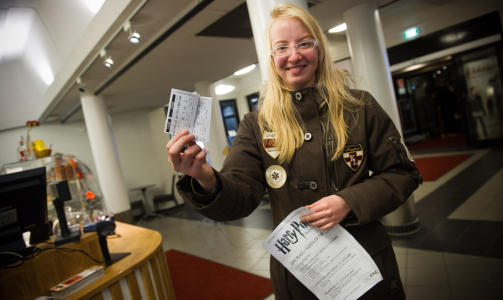 F�RST I K�EN: Agnes Hvalstad (19) er personen som har st�tt lengst i k� utenfor Colosseum kino. Hun troppet opp p� onsdag klokka 18.00. Fredag klokka 07.30 var billettene hennes.
Foto: H�kon Eikesdal
