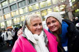 P�MALT ARR SOM HARRY POTTER: Tvillingene Amalie og Abby Brobakken (16) hadde ventet utenfor Colosseum kino siden klokka 22.00 torsdag kveld.  
Foto: H�kon Eikesdal