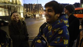 RETT FRA SENGA Rishab Chawla (19) var p� plass foran Colosseum kino klokka 05.00 fredag morgen. Under pladdet hadde han pysj. Foto: H�kon Eikesdal